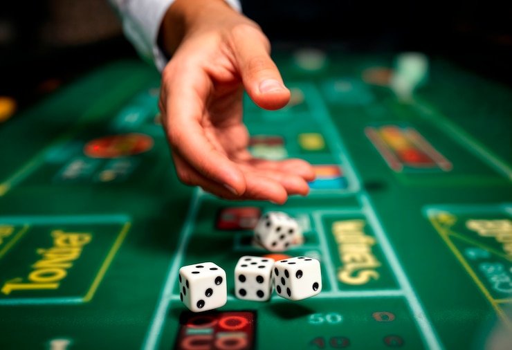 Pengguna membaca kabar situs lewat ponsel
